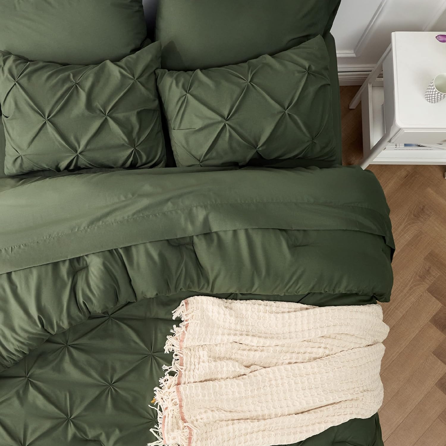 Bedsure Juego de edredón verde oliva tamaño Queen, cama en una bolsa, tamaño Queen, 7 piezas, juego de ropa de cama verde oliva con edredones,
