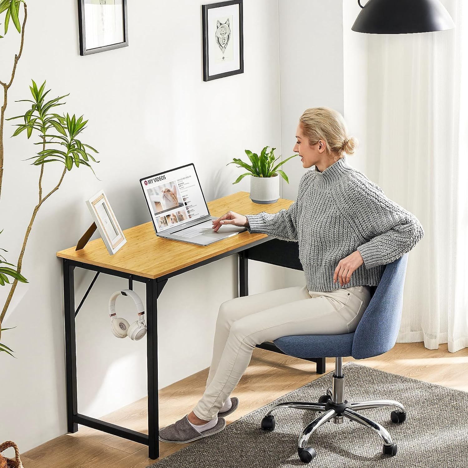Sweetcrispy Escritorio – Mesa pequeña de madera de 32 pulgadas con bolsa de almacenamiento y gancho de hierro para el hogar, dormitorio, naturaleza