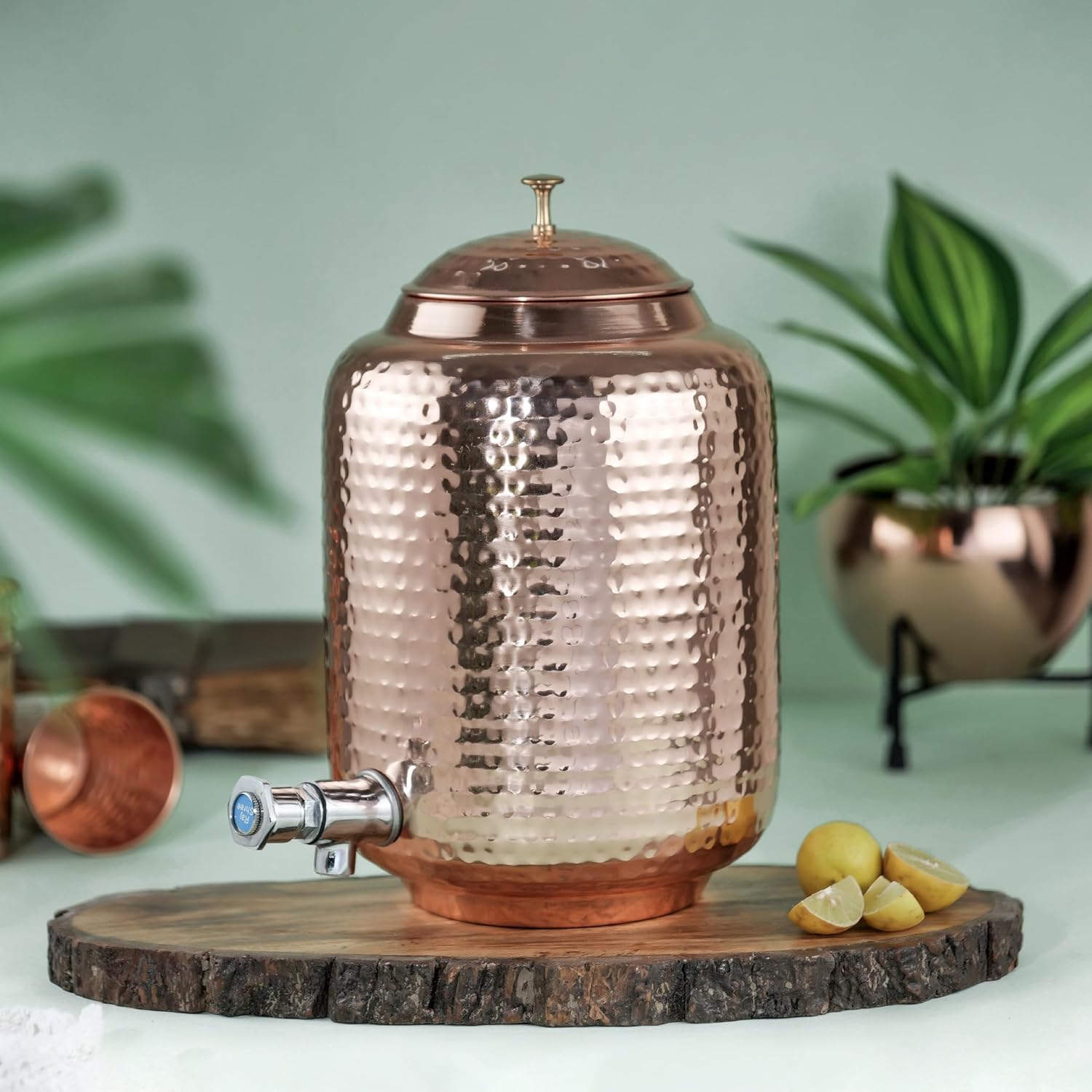 Dispensador de agua de 1.32 galones5 litros, dispensador de agua de bebida con 2 botellas de vidrio de cobre y agua de cobre martillado 100% puro