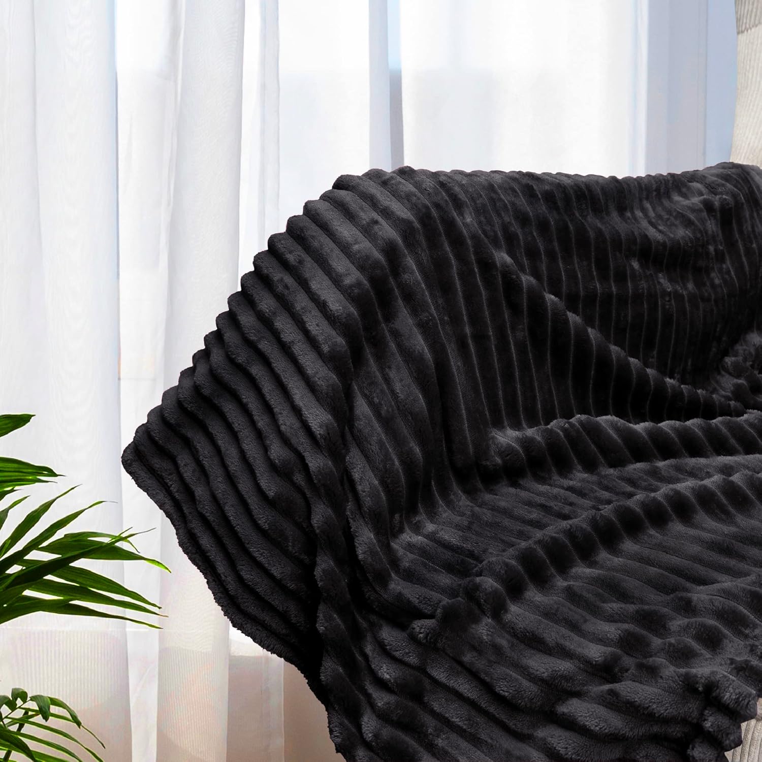PAVILIA Manta de cama de forro polar suave tamaño Queen, color negro, manta grande de franela de felpa, cálida y acogedora manta de microfibra