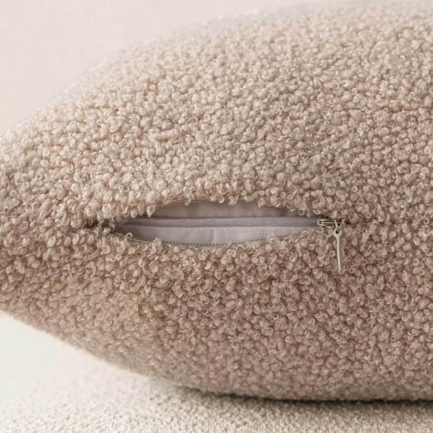 Foindtower Paquete de 2 fundas de almohada decorativas de piel sintética rizada suave y neutra con cremallera, acogedora funda de almohada esponjosa