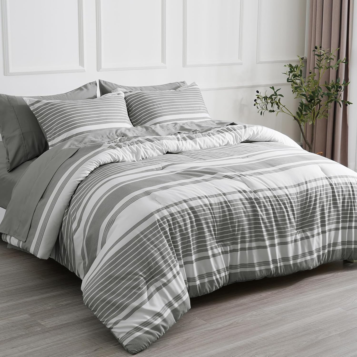 PHF Juego de edredón de 7 piezas de cama en una bolsa, tamaño King, color gris claro y blanco, a rayas, con juego de sábanas, 2 fundas de almohada,