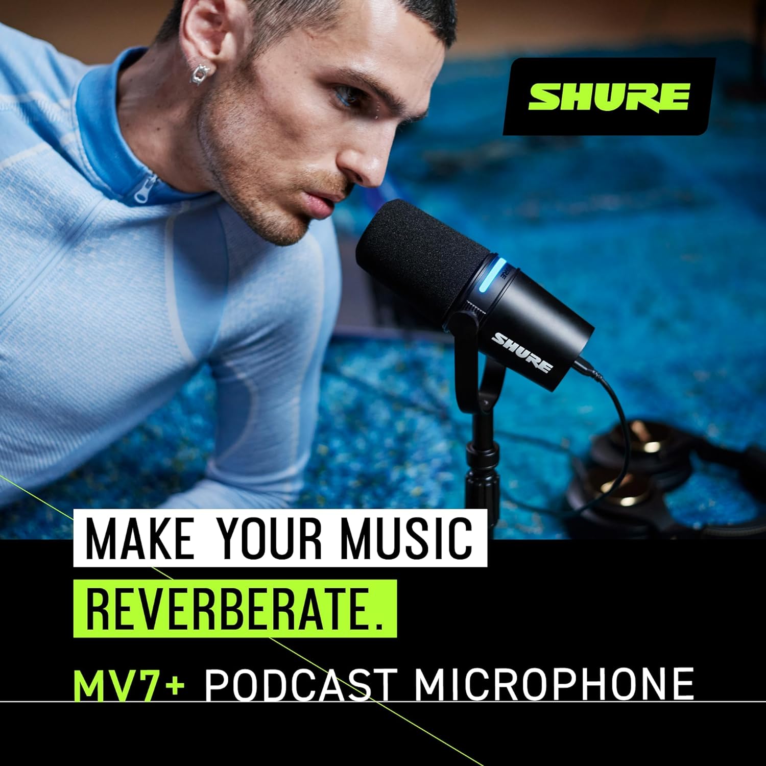 Shure MV7+ – Micrófono para podcast con soporte. Audio mejorado, panel táctil LED, salidas USB-C y XLR, modo de nivel automático, filtro pop