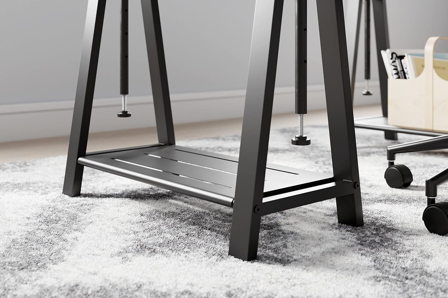 Signature Design by Ashley Bayflynn – Escritorio de altura ajustable, color blanco y negro