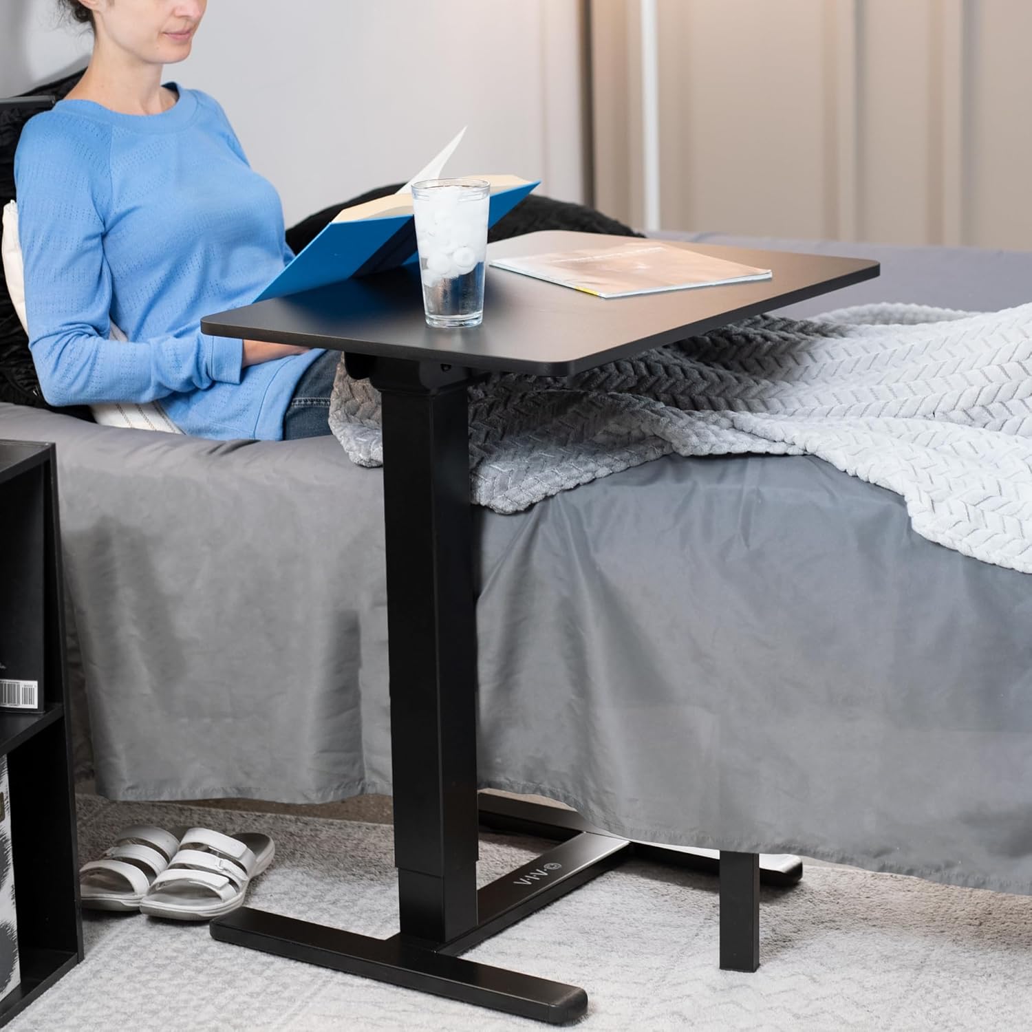VIVO CART-E1TB – Mesa eléctrica de 28 x 20 pulgadas, escritorio móvil con ruedas ocultas, mesa de cama de hospital ajustable en altura, escritorio