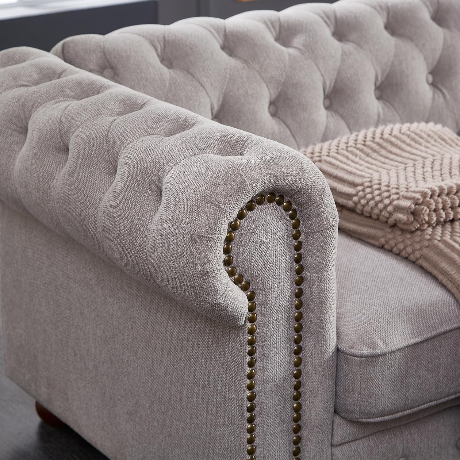 Lestar Sofá Chesterfield de 3 plazas de 88 pulgadas con decoración de uñas en tela de lino, cómodos sofás para sala de estar (gris claro)