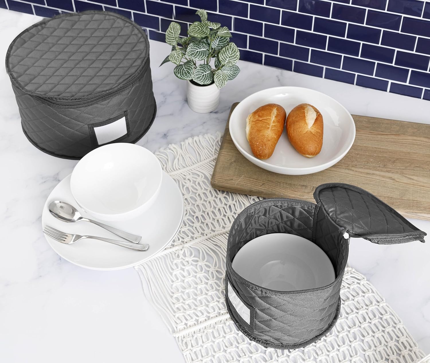 Contenedor de almacenamiento de porcelana para plato grande  14 pulgadas de ancho x 7 pulgadas de alto  Incluye 12 separadores de fieltro. Apilable