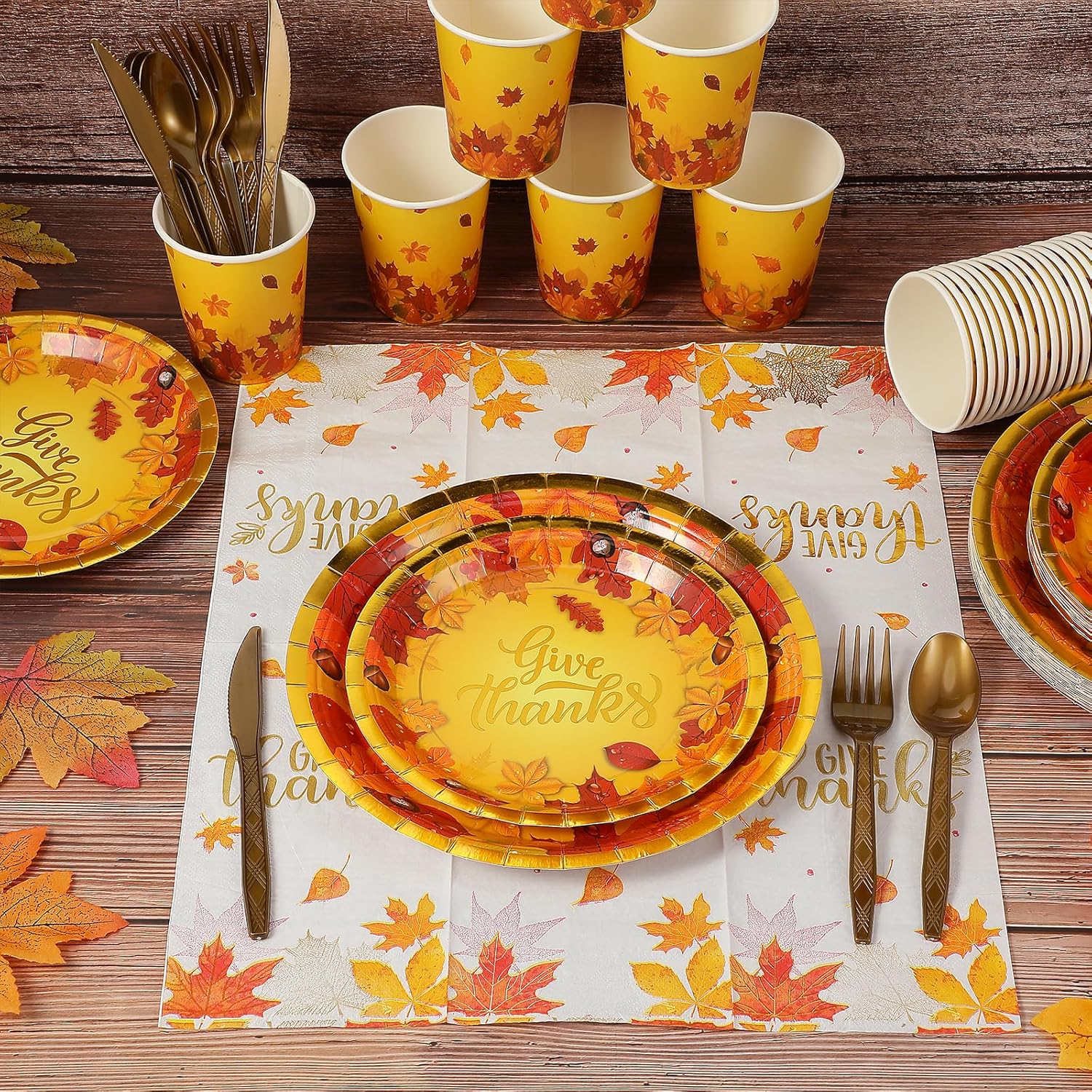 Juego de platos y servilletas de Acción de Gracias, suministros de fiesta de otoño con hojas de arce de otoño, vajilla desechable, platos de papel,