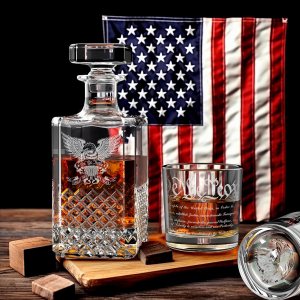 FURSARCAR Decantador de whisky grabado con texto en inglés We The People, juego de decantador de whisky con 2 vasos para licor, whisky escocés, FURSARCAR Decantador de whisky grabado con texto en inglés We The People, juego de decantador de whisky con 2 vasos para licor, whisky escocés,