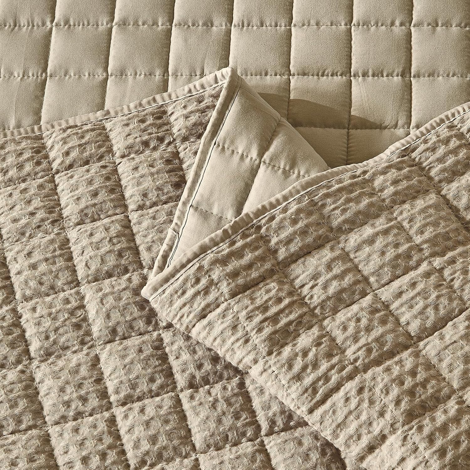 Qucover Juego de ropa de cama de tamaño King de gran tamaño, edredón de gofre beige tamaño King, colcha de colcha marrón topo, 3 piezas, manta