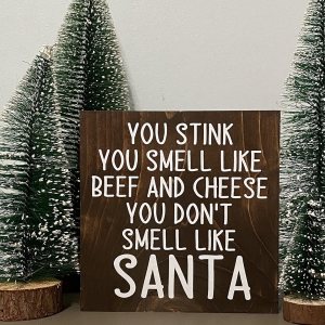 Interesante letrero de madera con texto en inglés “You stink you smellas like beef and cheese you don’t smell like Santa – cartel de película de Interesante letrero de madera con texto en inglés “You stink you smellas like beef and cheese you don’t smell like Santa – cartel de película de