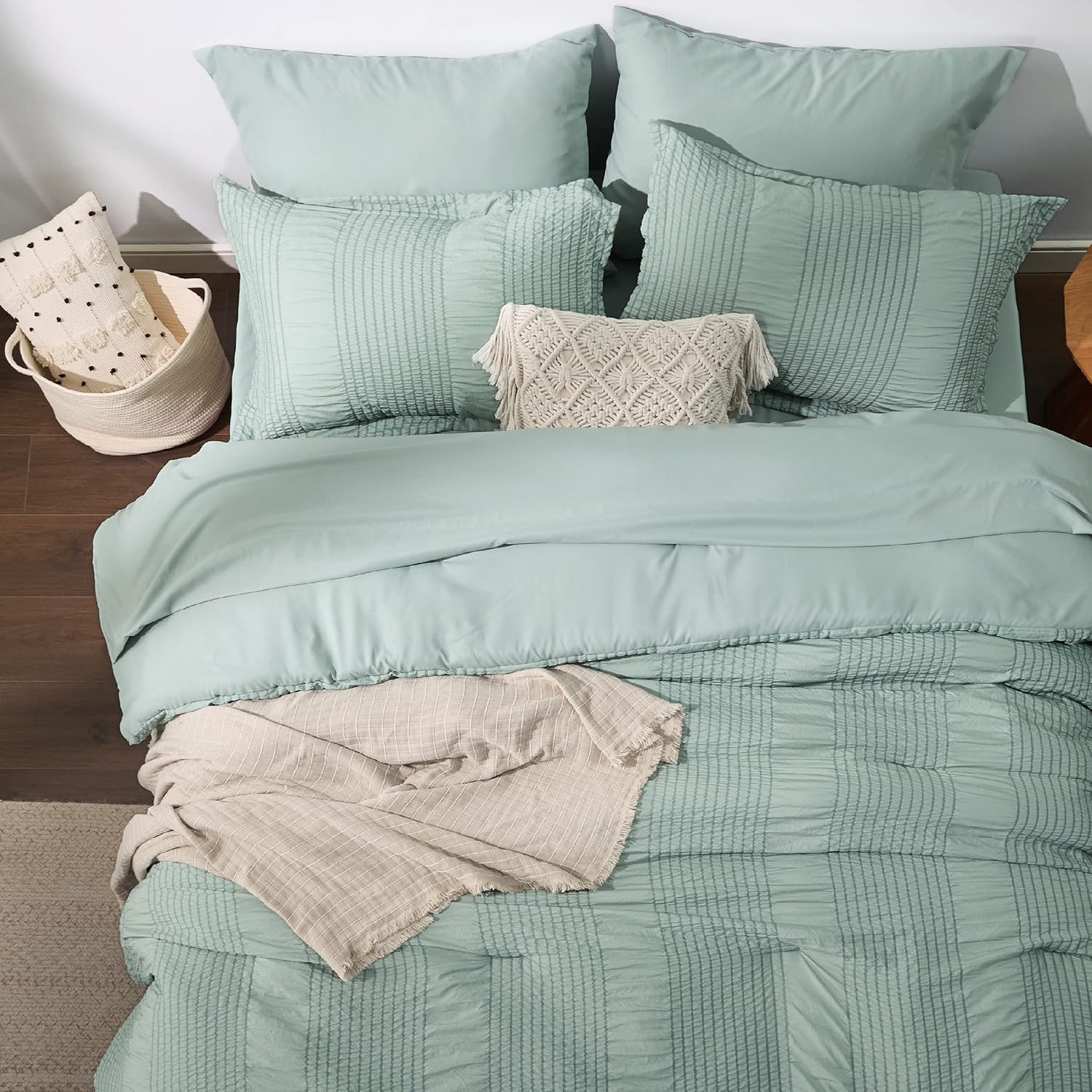 Bedsure Bed in a Bag King – Juego de edredón de 7 piezas a rayas, edredón alternativo de plumón suave y ligero, juego de cama King (verde salvia,