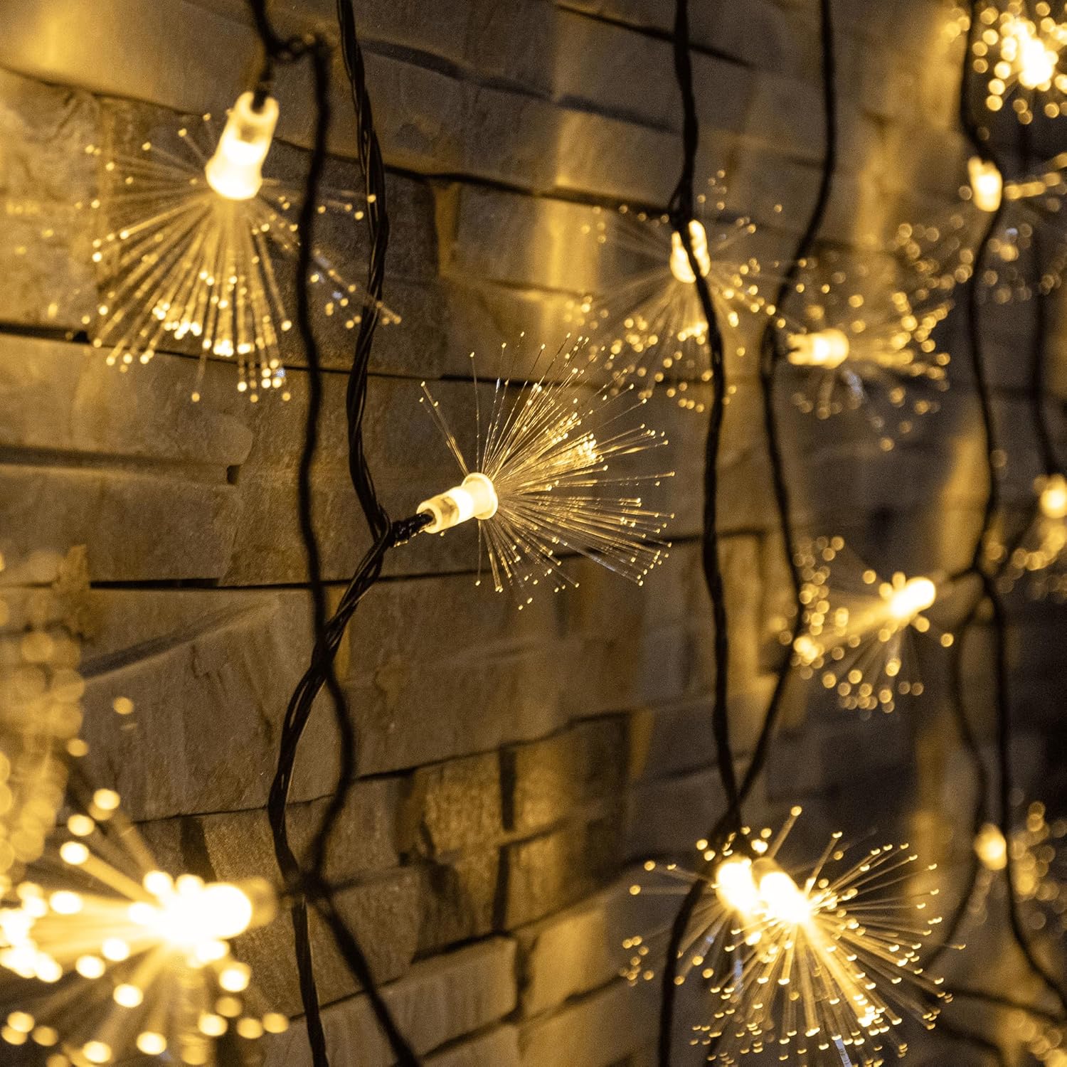 YOLIGHT Guirnalda de luces de fibra óptica, funciona con pilas, 33 pies, 60 luces LED de fuegos artificiales con temporizador, alambre verde, luces