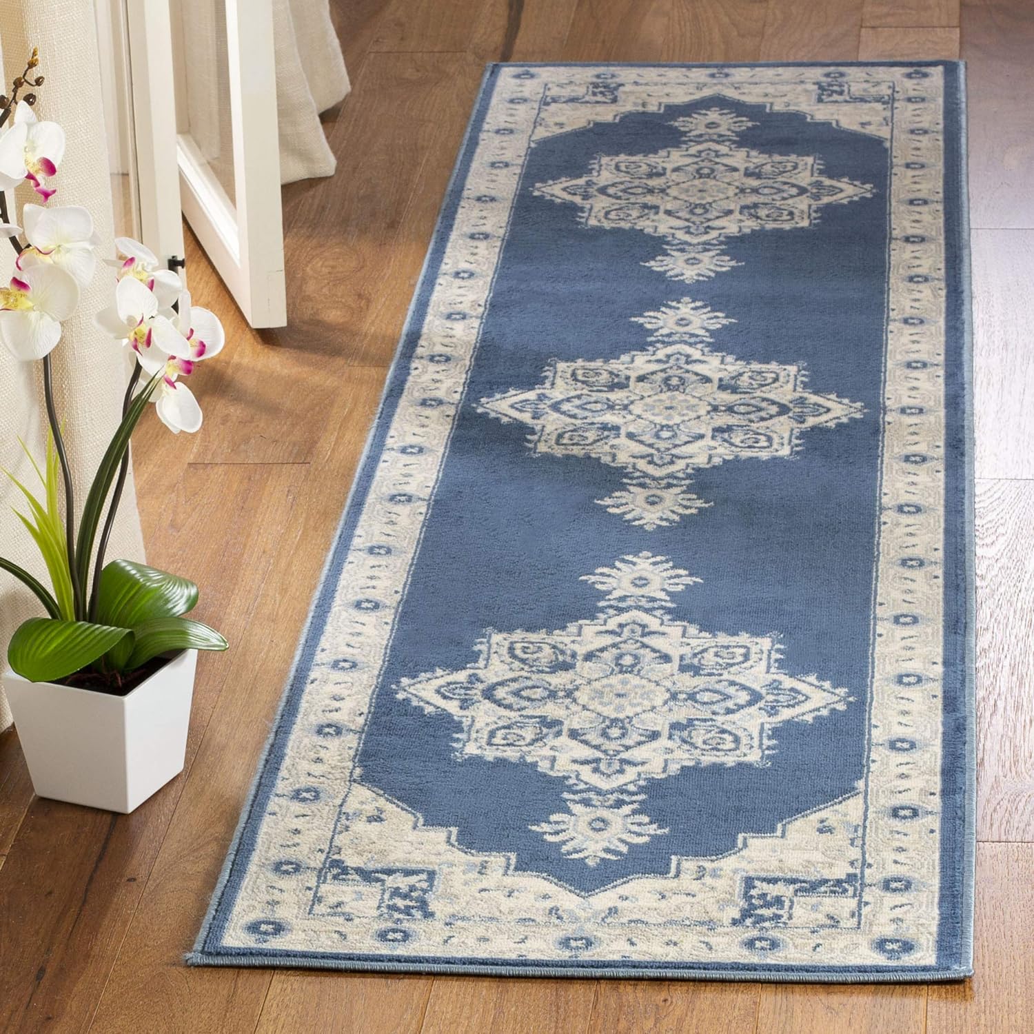 SAFAVIEH Brentwood Collection BNT865N – Camino para sala de estar, dormitorio, no desprende pelusa, 2 pies x 16 pies, color azul marino y crema