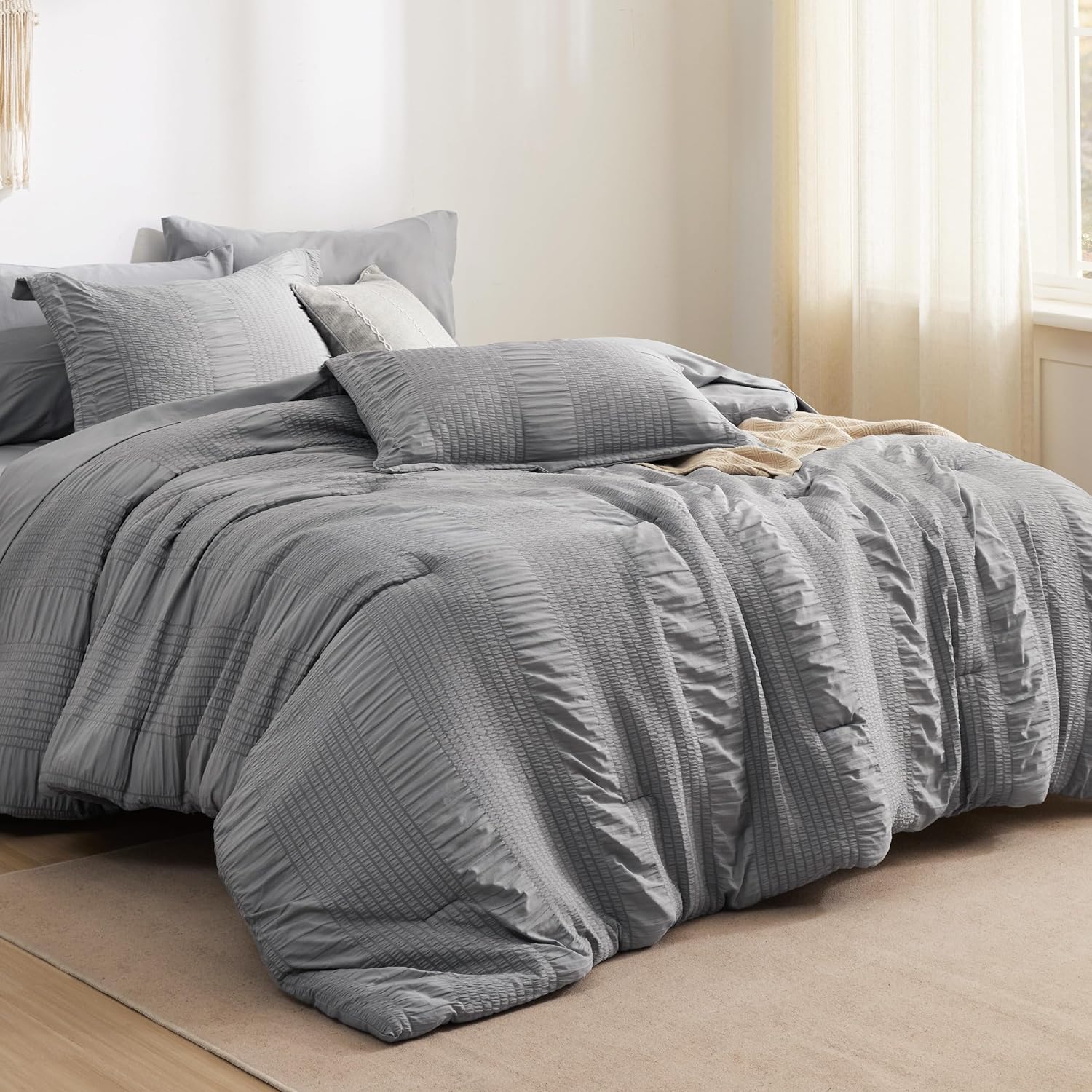 Bedsure Juego de cama King en una bolsa, juego de edredón tamaño King de 7 piezas, juego de ropa de cama de sirsaca a rayas, edredón alternativo