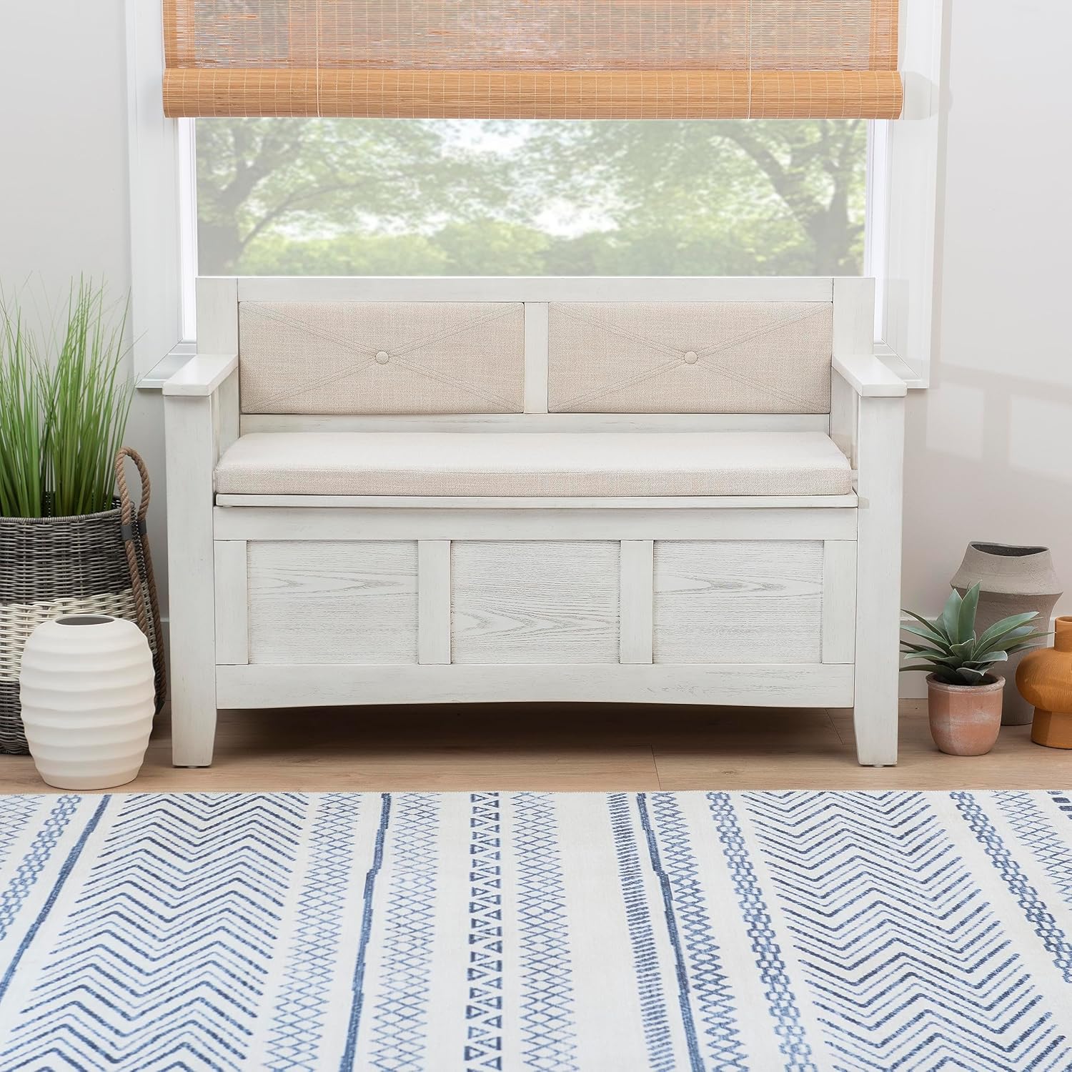 Linon Carlton – Banco de almacenamiento blanco con respaldo tapizado beige y asiento acolchado, gris ahumado