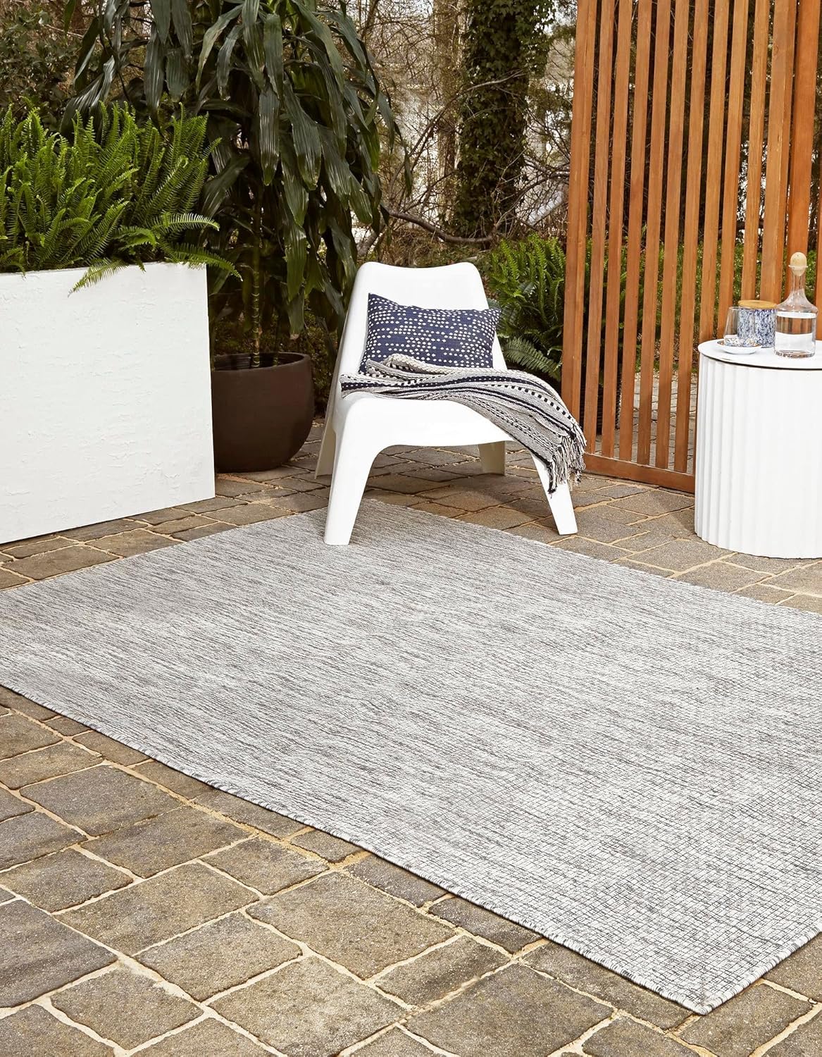 Rugs.com Outdoor Solid Collection Alfombra  2 x 3 pies alfombra de tejido plano gris claro perfecta para entradas, cocinas, rincones de desayuno,