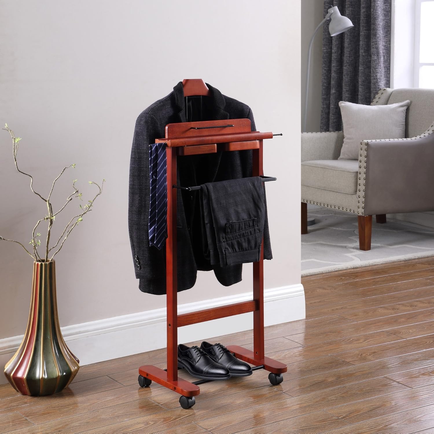 Proman Products Deluxe Suit Valet Stand VL16204 con bandeja superior, bandeja deslizante, colgador de contorno, barra de pantalones, ganchos para