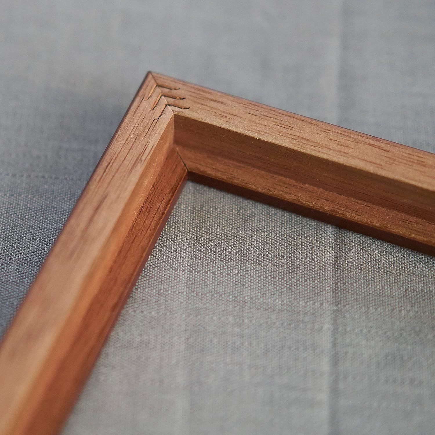 Marco de 18 x 36 pulgadas, acabado de caoba marrón, madera de pino maciza, plexiglás acrílico UV, parte trasera de tablero de espuma y accesorios