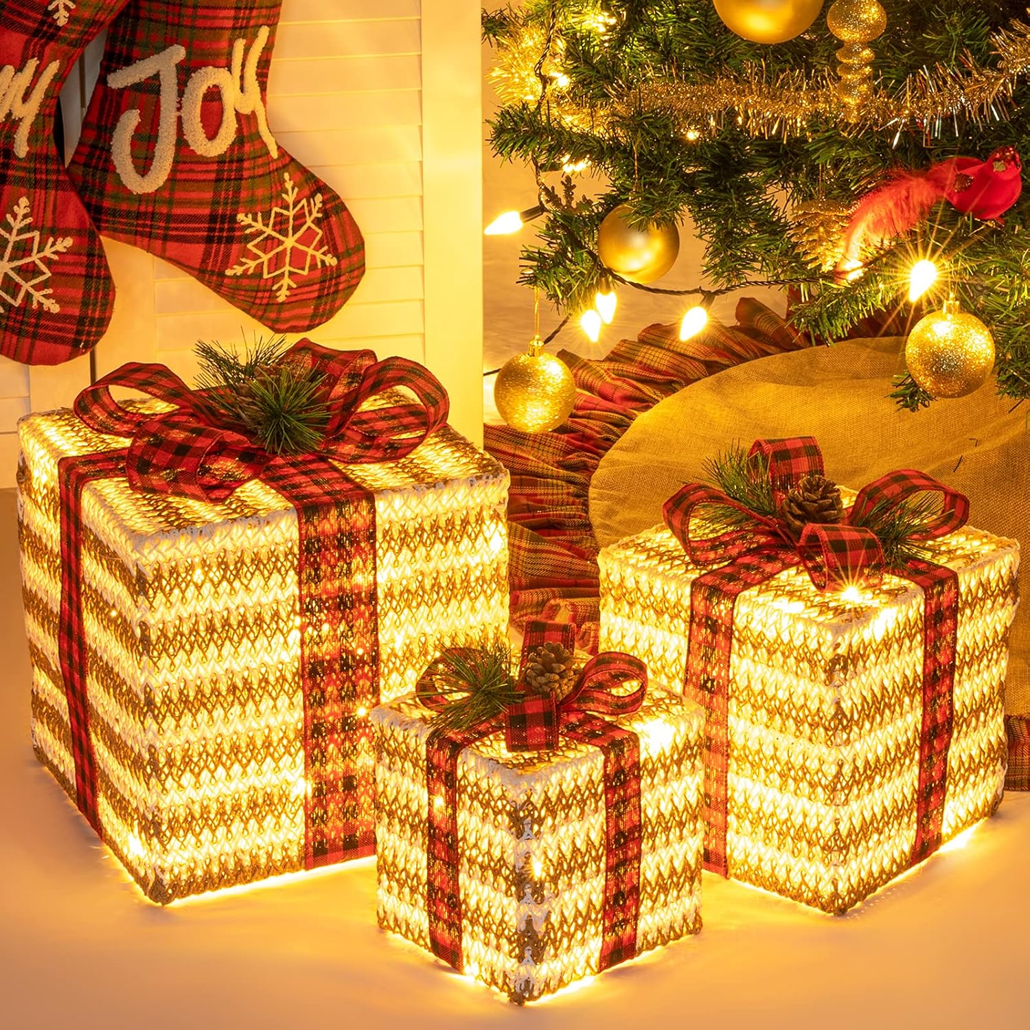 Sunnyglade Juego de 3 cajas de regalo iluminadas de Navidad de 10 a 8 a 6 pulgadas, cajas de decoración con enchufe, lazos, hojas de pino