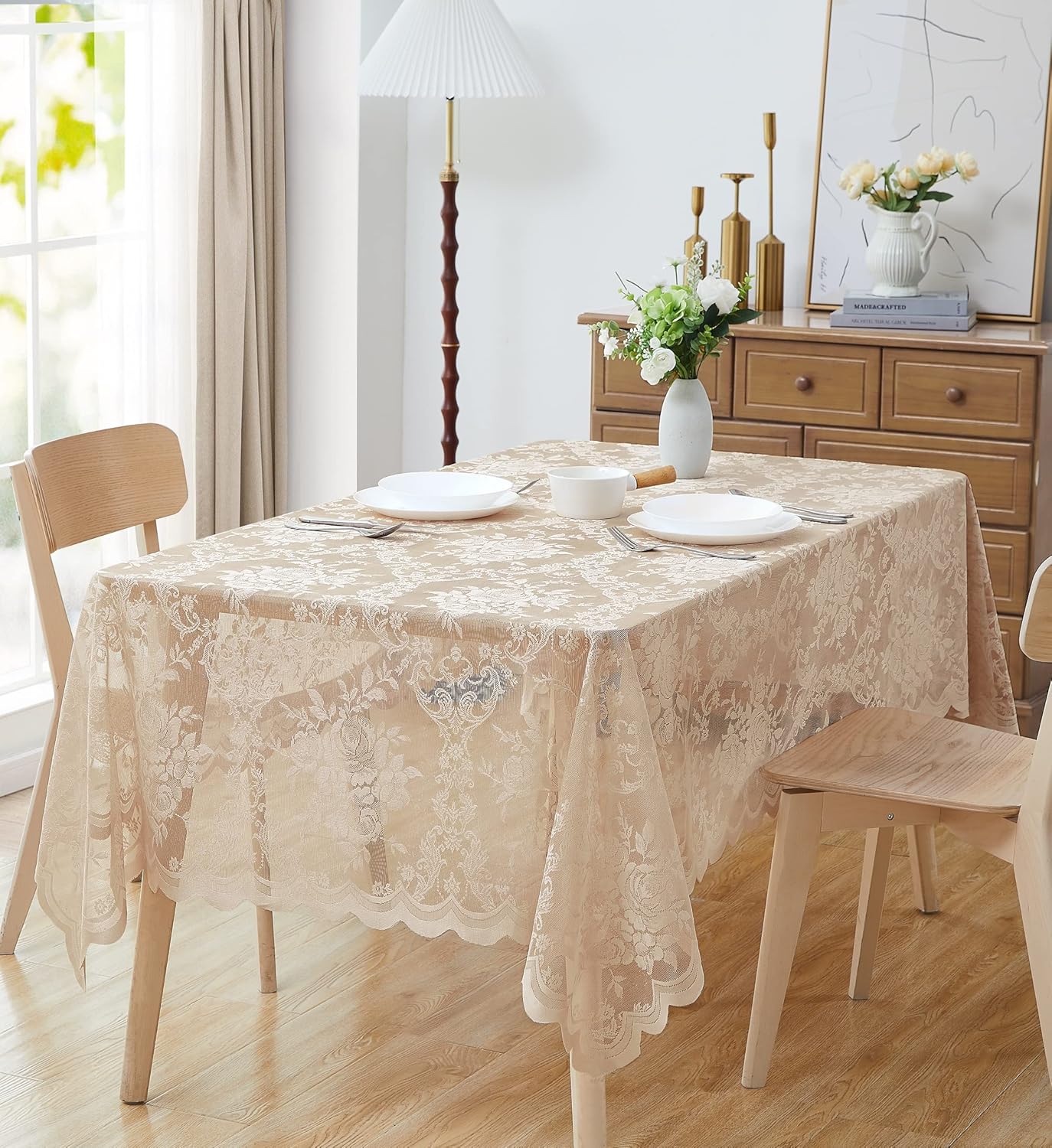 LinenZone Hermoso mantel de encaje oblongo, con elegante fondo festoneado para cualquier evento especial como bodas, fiestas de cumpleaños, baby
