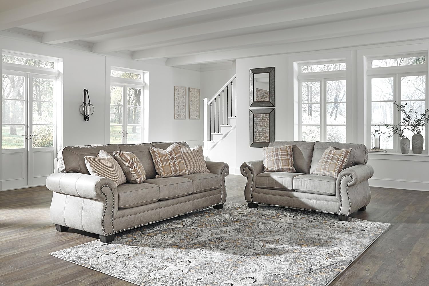 Signature Design by Ashley Olsberg – Sofá biplaza de piel sintética con ribete de clavos y 2 almohadas decorativas, color gris