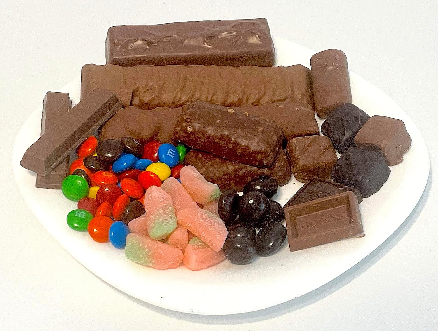 Cesta de regalo de calabaza de Halloween con chocolates, dulces y aperitivos de primera calidad. Regalo para niños, familias y clientes
