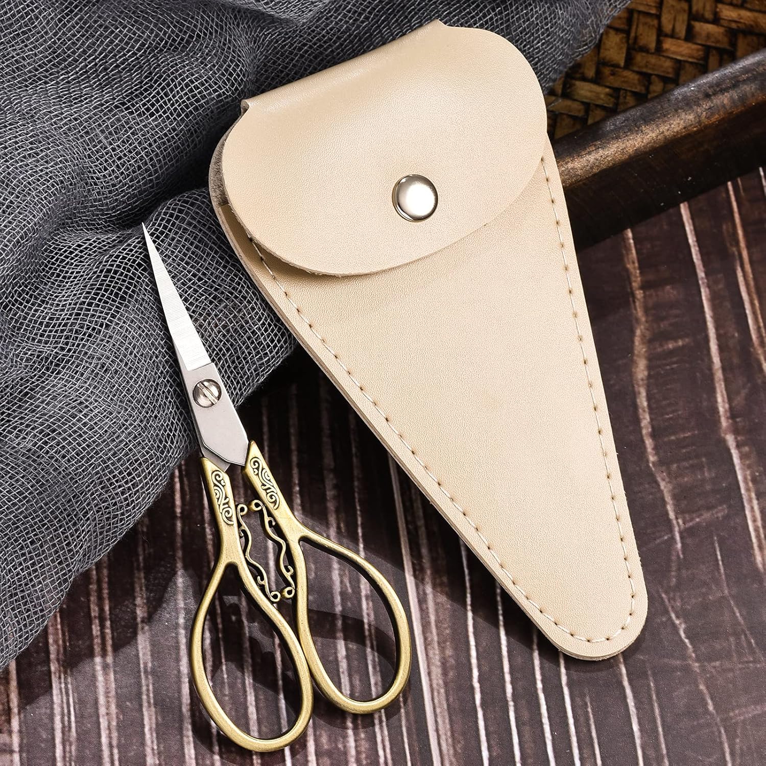 HITOPTY Tijeras pequeñas con detalles de precisión, tijeras de bordado vintage de punta afilada de 4.3 pulgadas, con funda para manualidades,