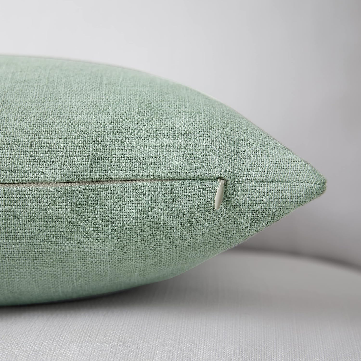 Meekio Juego de 2 fundas de almohada de color verde salvia de 22 x 22 pulgadas, fundas de almohada decorativas de lino con estilo bohemio y