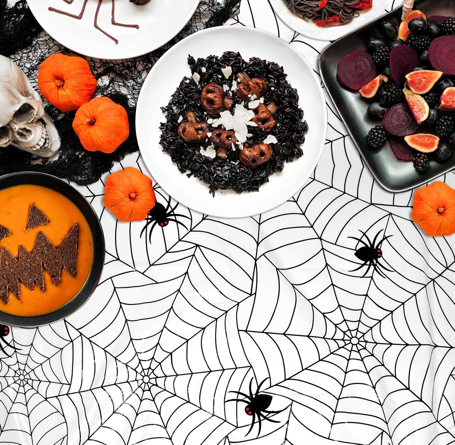 Gift Boutique 6 manteles desechables de telaraña de Halloween de 54 x 108 pulgadas, rectangulares de telarañas negras sobre cubierta de plástico