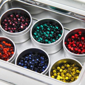 Threadart Hot Fix – Juego de diamantes de imitación de cristal  Colores del arco iris  SS20  Incluye 6 colores  288 piedras (2 brutas) de cada color Threadart Hot Fix – Juego de diamantes de imitación de cristal  Colores del arco iris  SS20  Incluye 6 colores  288 piedras (2 brutas) de cada color