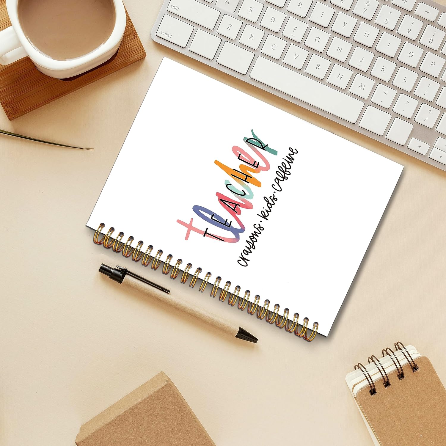 Cuaderno en espiral de cafeína con diseño de crayones pastel para profesores, cubierta dura laminada, con rayas universitarias de 5.5 x 8.3