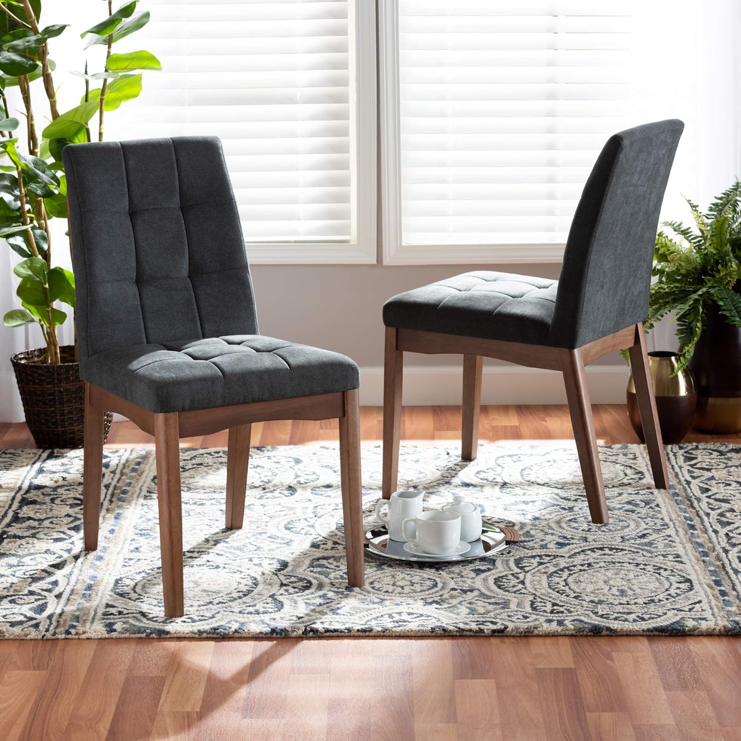 Baxton Studio Tara – Juego de sillas de comedor de 2 piezas con acabado de madera gris oscuro de transición y tapizada de tela gris oscuro