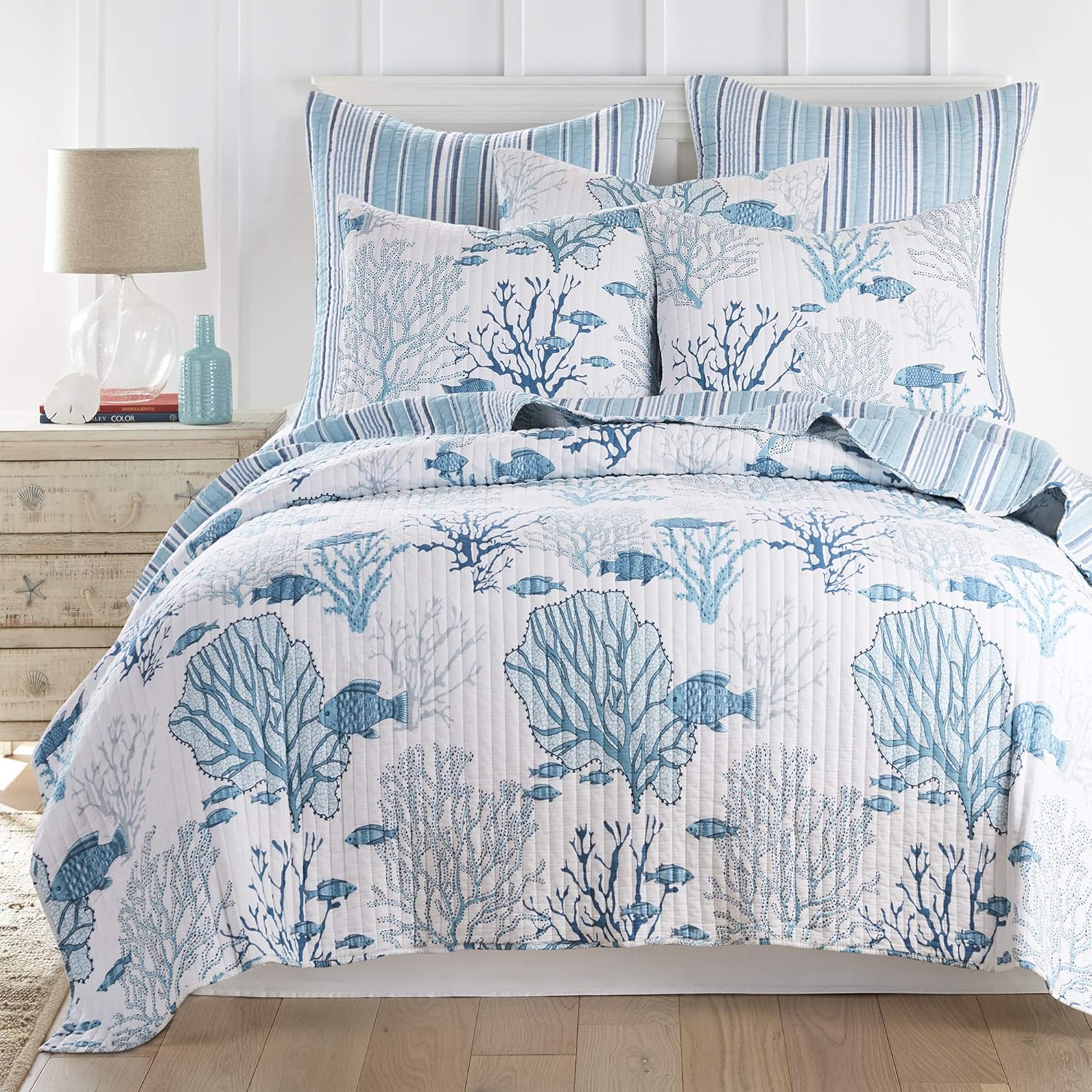 Levtex Home – Juego de edredón Lacey Sea – Edredón KingCal King + dos fundas de almohada King – Coral costero – Azul y blanco – Tamaño del edredón