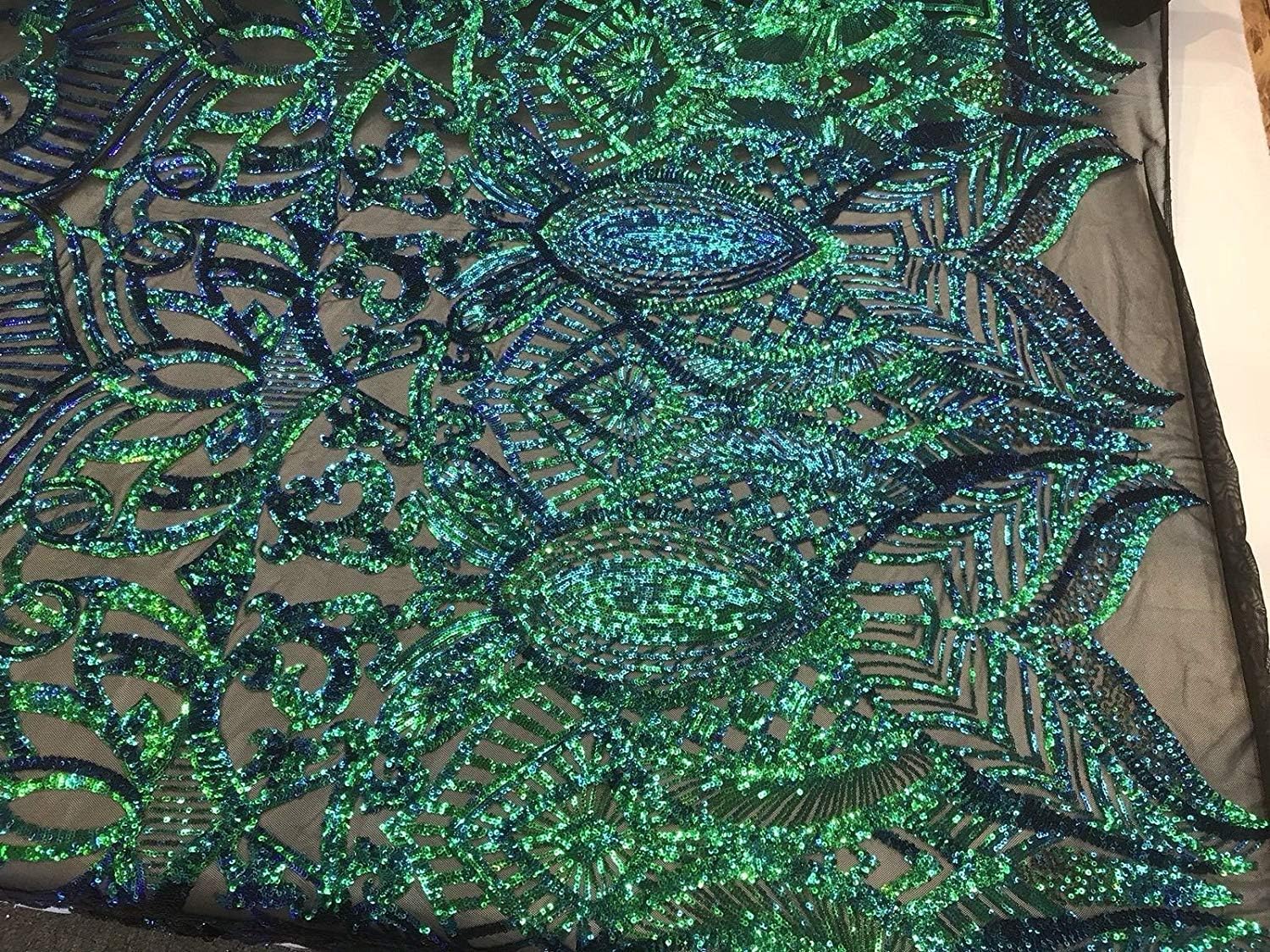 Diseño iridiscente de realeza bordado con lentejuelas en una tela de malla elástica de 4 vías (verde sobre negro, 3 yardas)