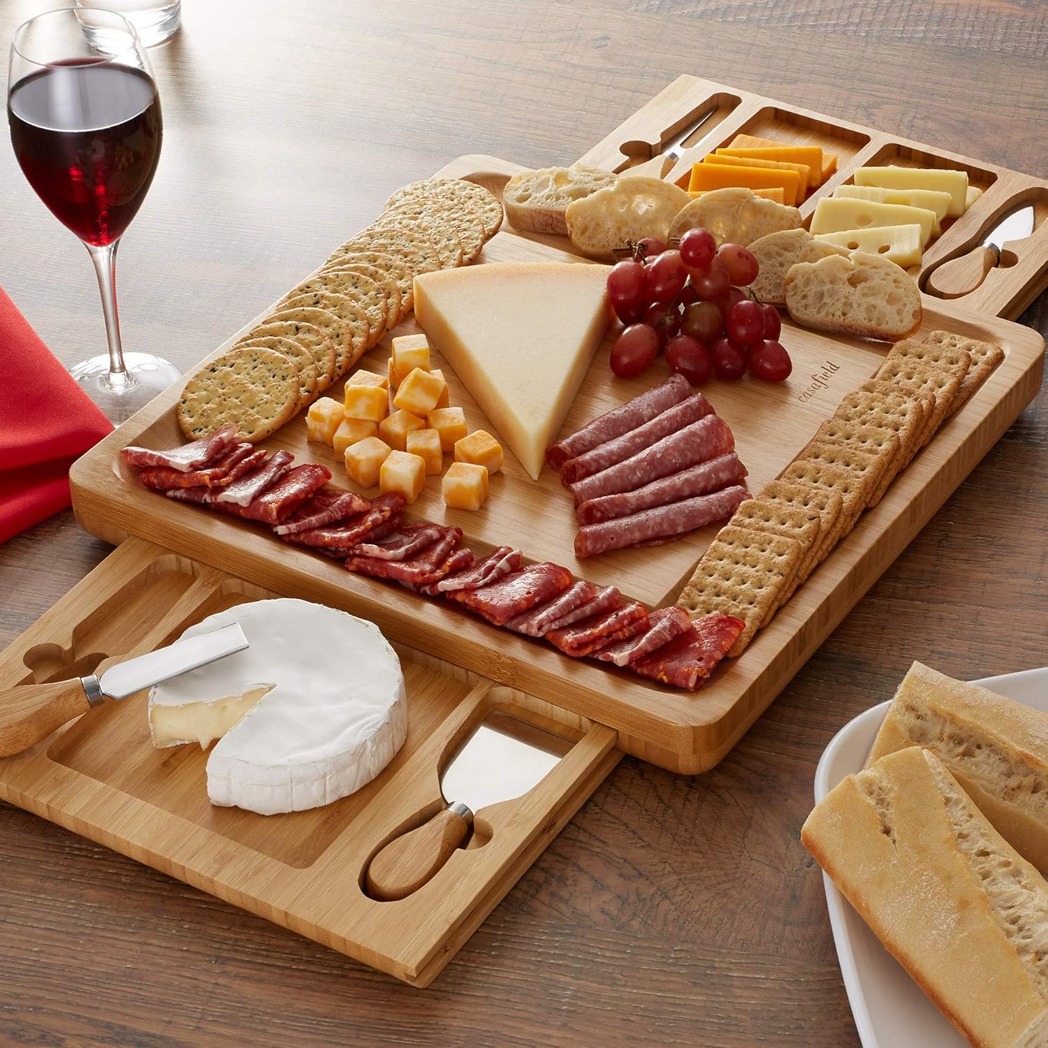 Casafield Juego de regalo de tablero de queso de bambú orgánico y cuchillo, bandeja de madera para charcutería, para carne, frutas, galletas con 2