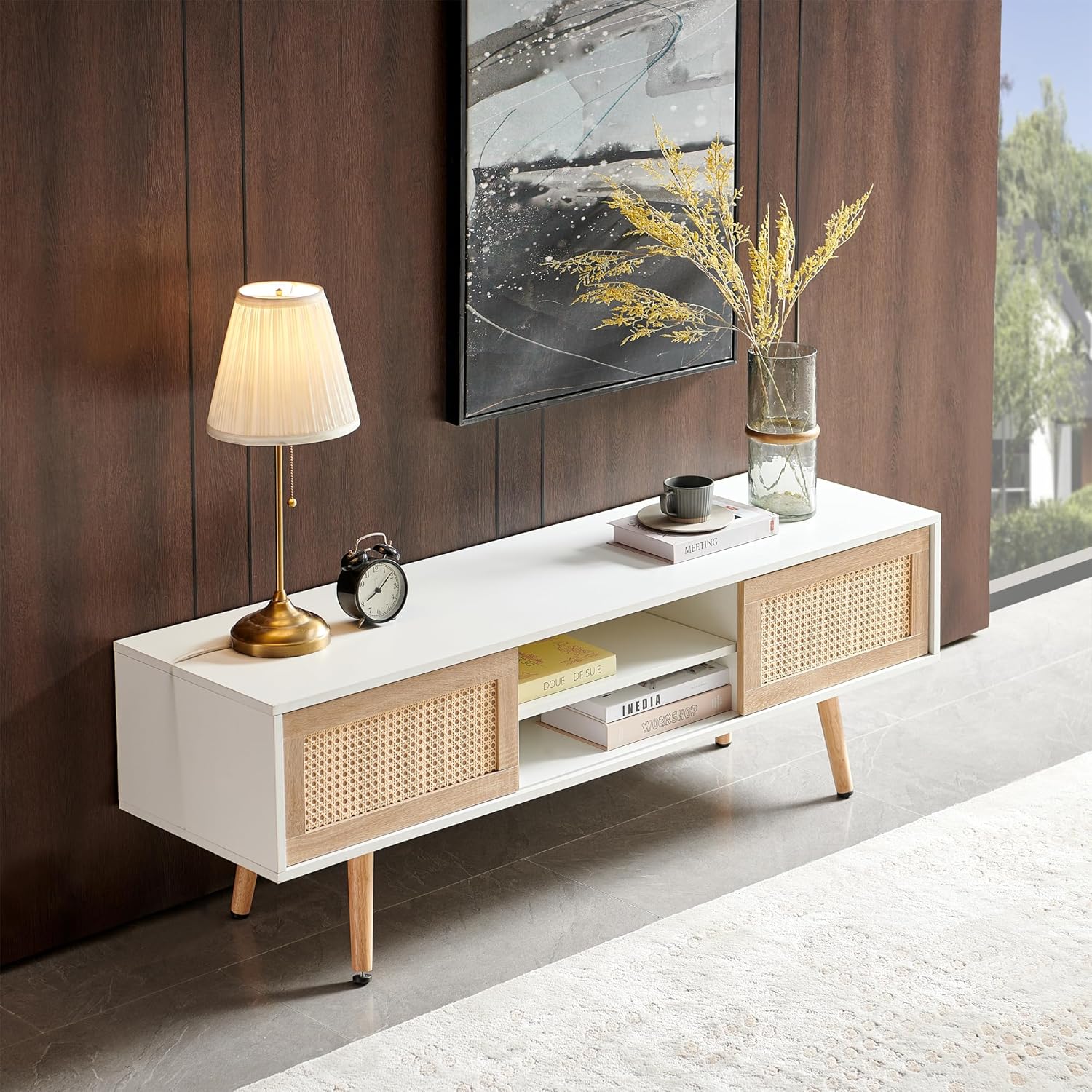 Soporte de TV de madera para TV de más de 65 pulgadas, soporte de televisión bohemio con puertas correderas de ratán natural y estantes ajustables,
