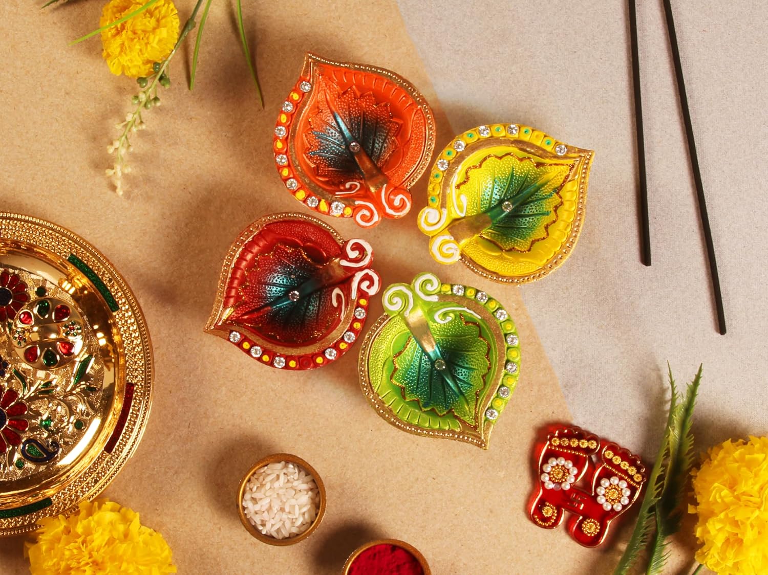 Terracoaat – Juego de 4 hojas multicolor de alta calidad, diseño de hojas de arcilla Diya para Diwali Navratri, decoraciones de aceite, lámpara de