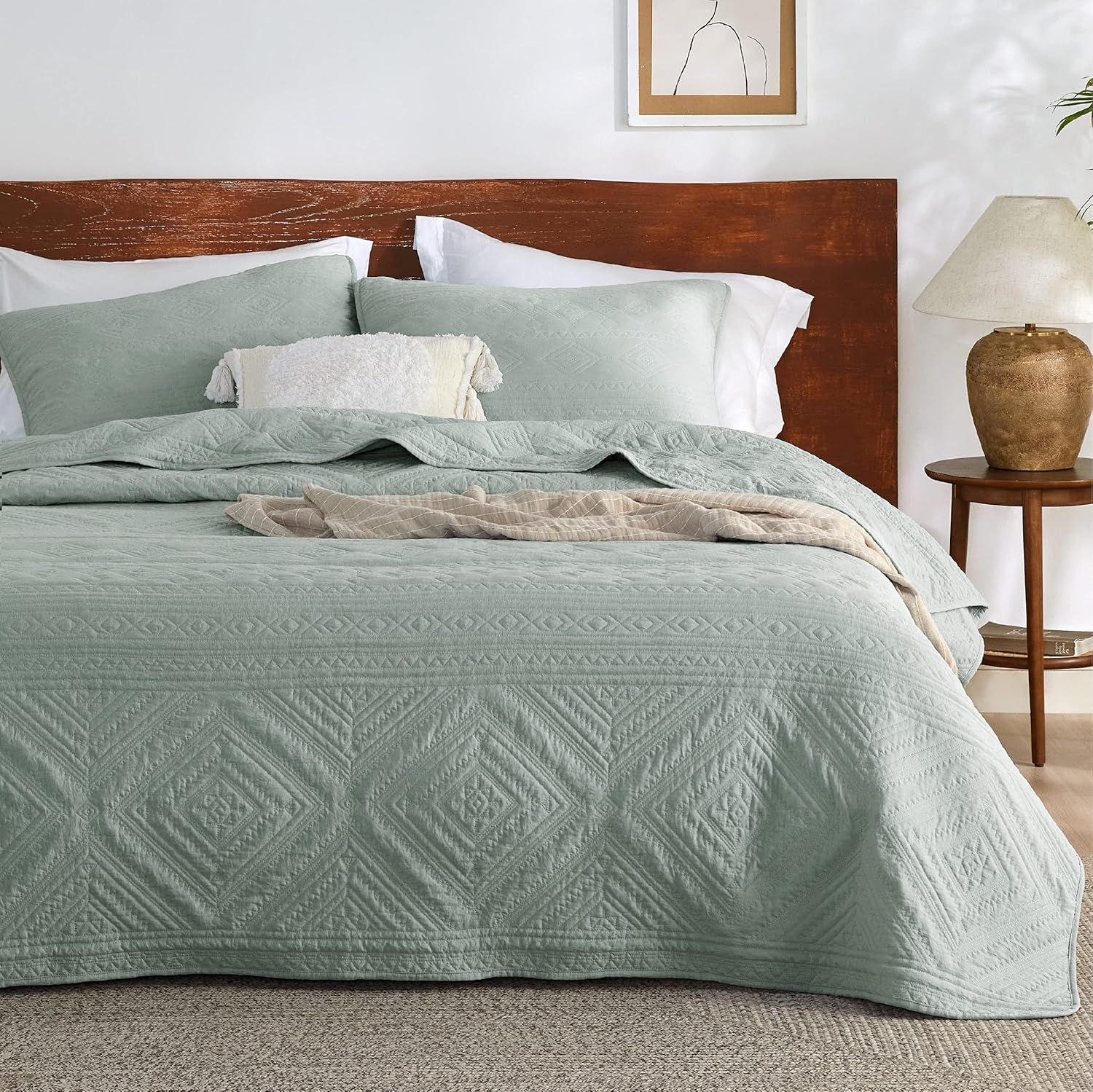Bedsure Juego de edredón bohemio tamaño King, color verde salvia, moderno patrón geométrico cosido, ultra suave y ligero, 3 piezas, 1 edredón y 2