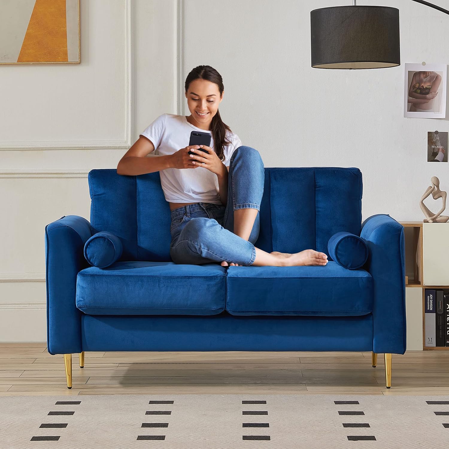 MASTI Sofá biplaza de terciopelo azul de 59 pulgadas para espacios pequeños, muebles modernos con patas doradas y dos almohadas de cojín adecuado