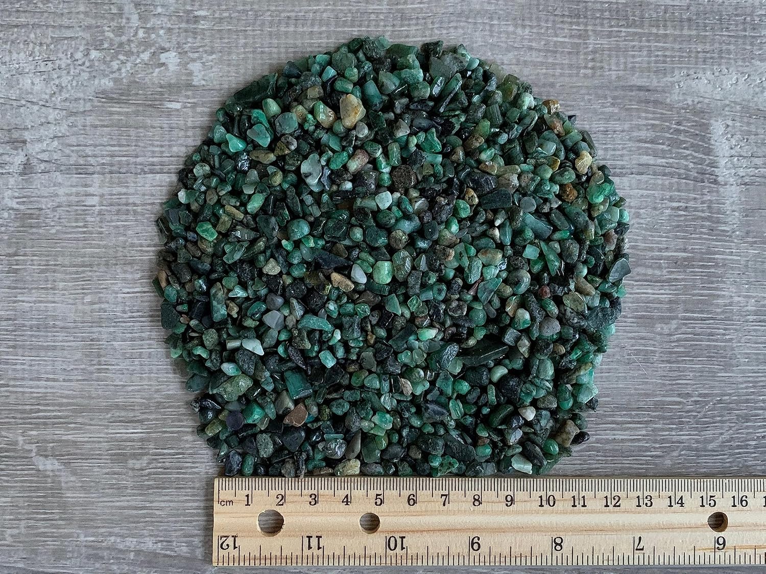 Chips de piedras preciosas semiesmeralda naturales de 0.5 libras, mini cristales triturados de esmeralda, chips de cristal sin perforar (esmeralda)