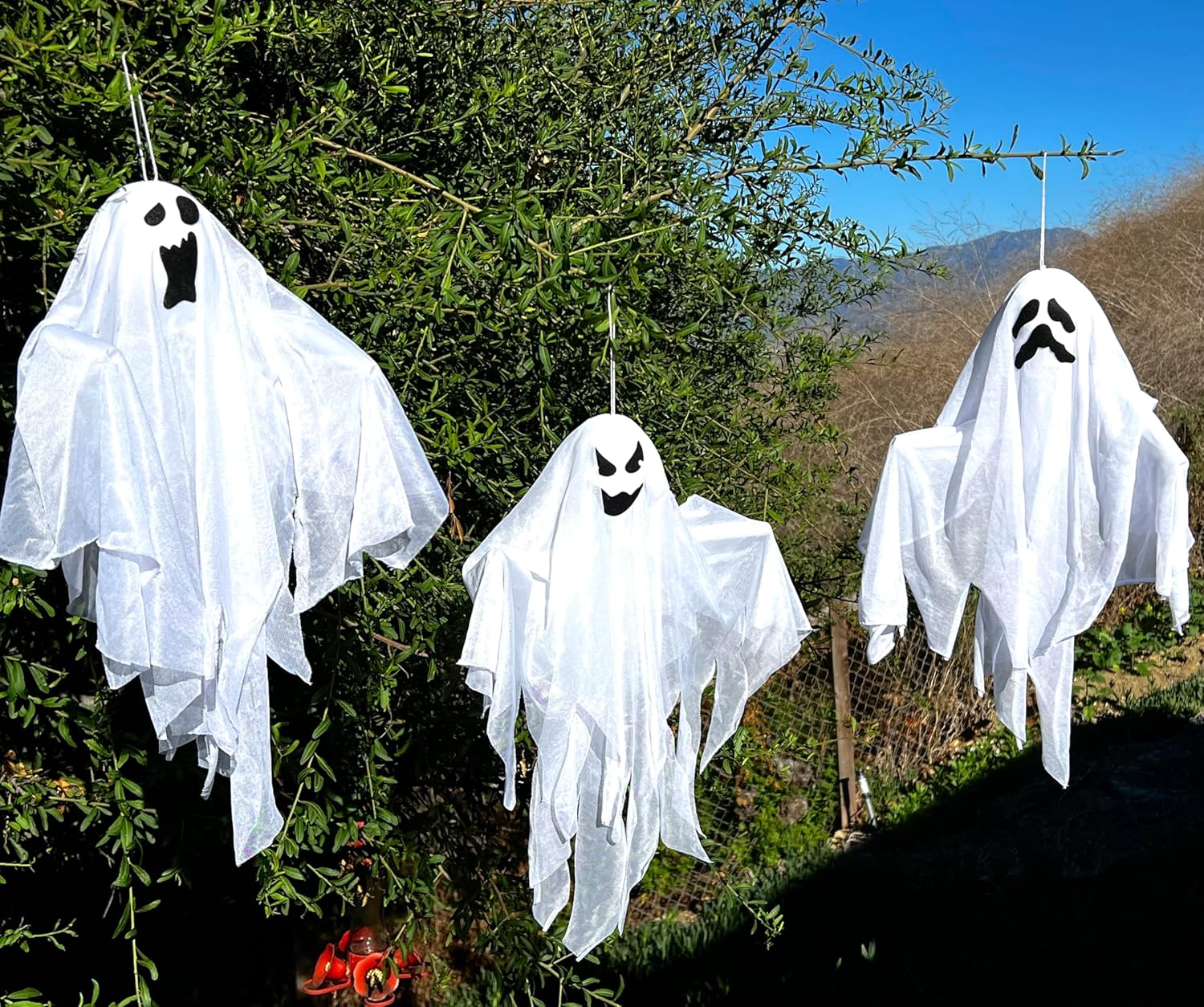 GIFTEXPRESS 3 fantasmas colgantes de Halloween de 25 pulgadas, lindos fantasmas de emoji voladores para patio delantero, patio, ley, jardín,