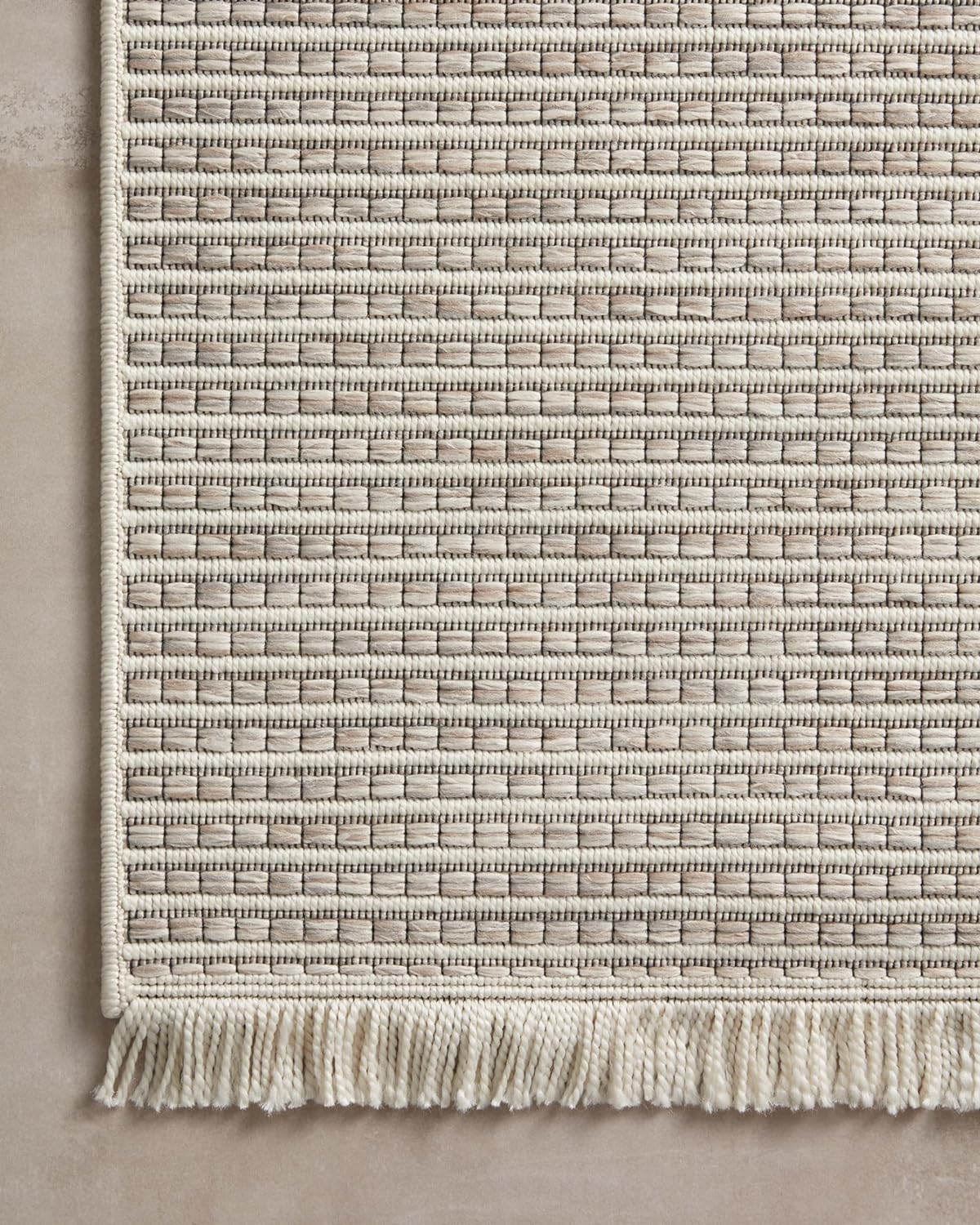Loloi Amber Lewis x Loloi Malibu Collection MAB-04 – Alfombra de área para interior y exterior, color beigepaloma, 5′-1″ x 7′-7″, para interior y