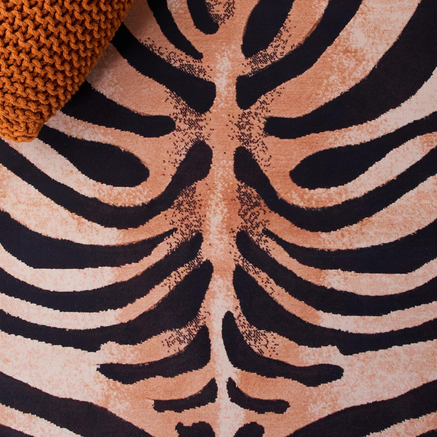 SAFAVIEH Alfombra de área de la colección Faux Hide – 6 x 9 pies, diseño de estampado de tigre, no desprende pelusa y de fácil cuidado, lavable a