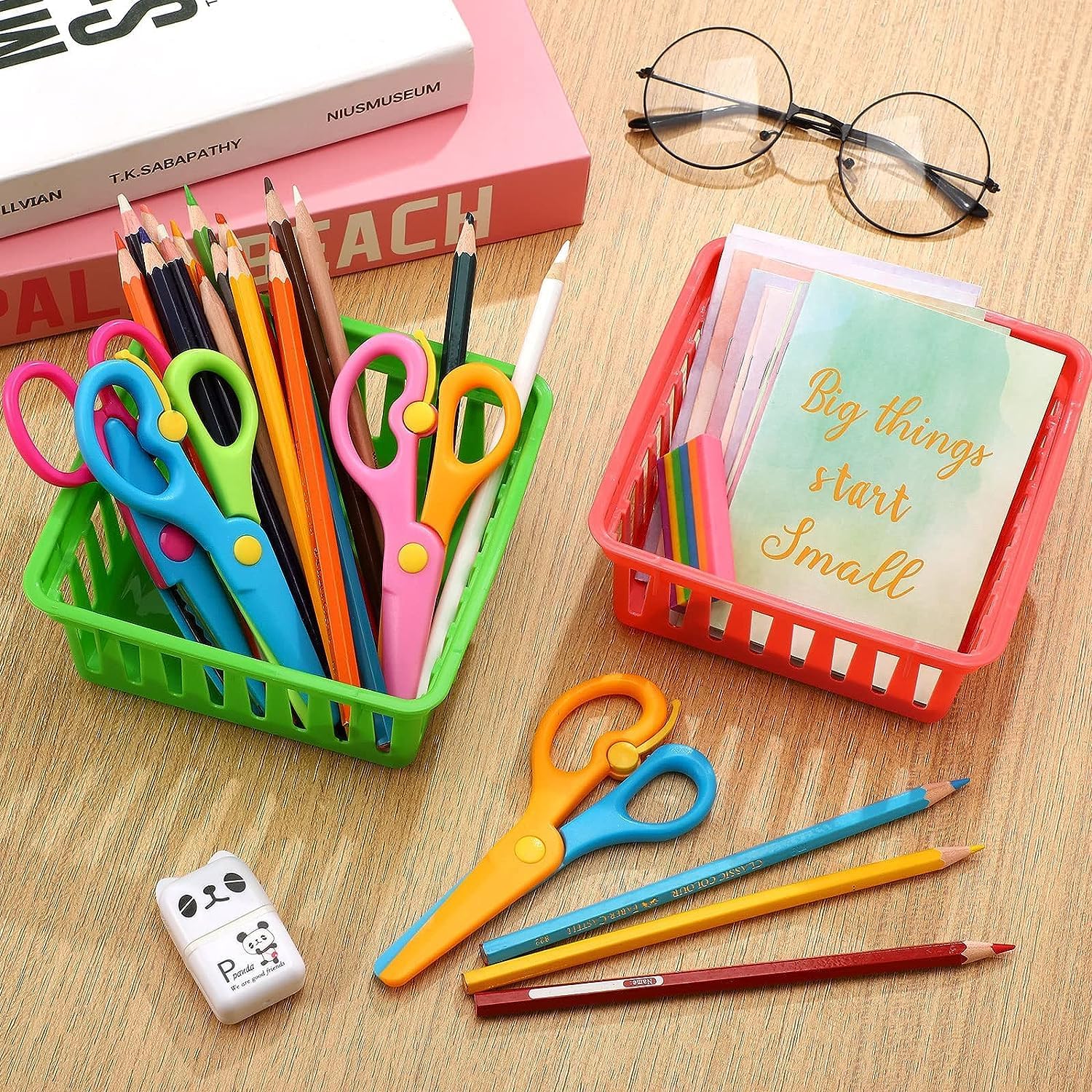 Fulanfudi Paquete de 24 canastas de plástico pequeñas y coloridas para el aula, canastas pequeñas de plástico coloridas para el aula, 24 cestas de