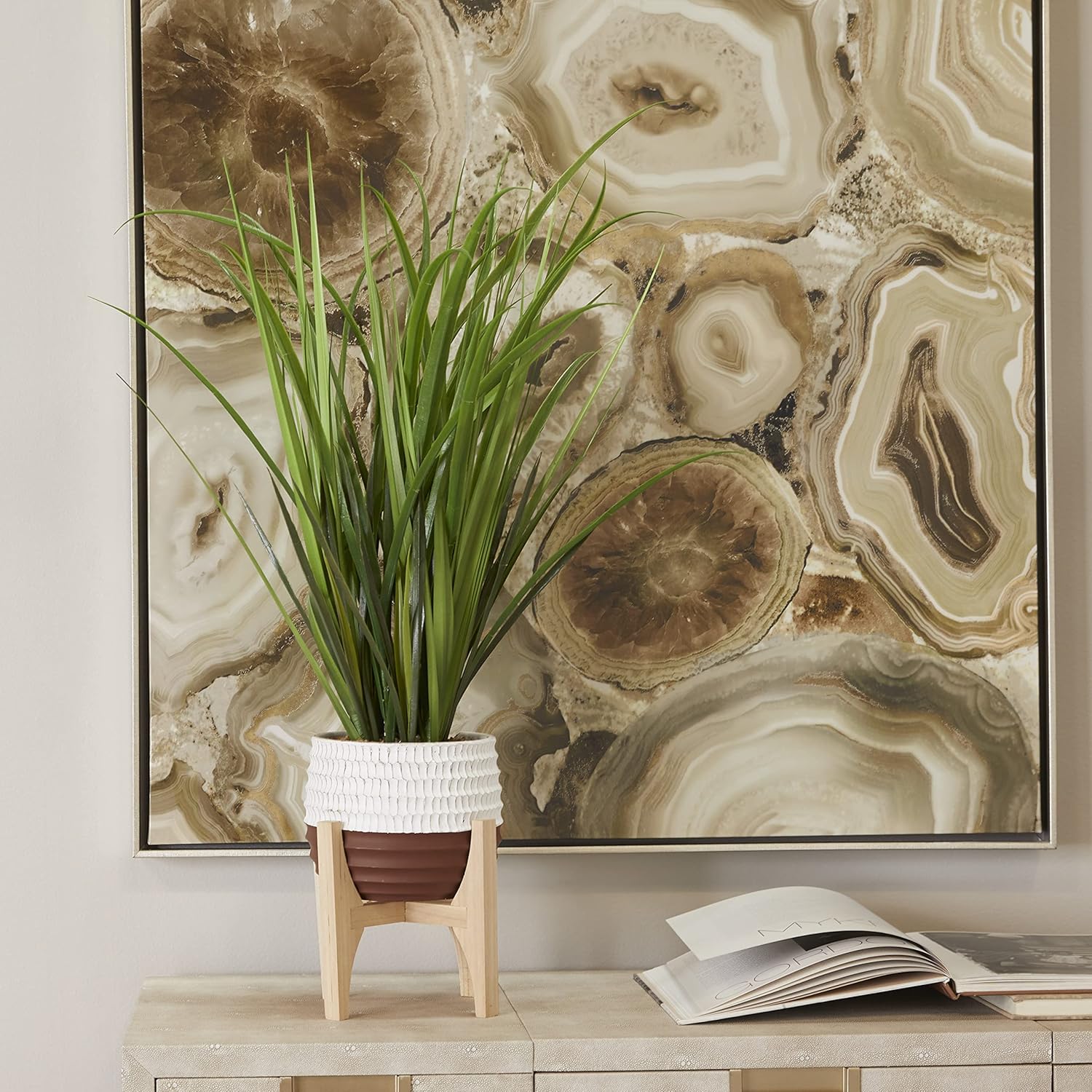 The Novogratz Planta artificial alta de follaje sintético con hojas realistas y maceta de porcelana en soporte de madera, 20 x 8 x 35 pulgadas, verde