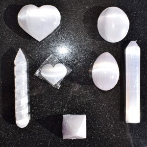 7 piezas Juego de colección de protección de cristal de selenita marroquí cargado de grado premium (energía curativa – absorbente de energía 7 piezas Juego de colección de protección de cristal de selenita marroquí cargado de grado premium (energía curativa – absorbente de energía