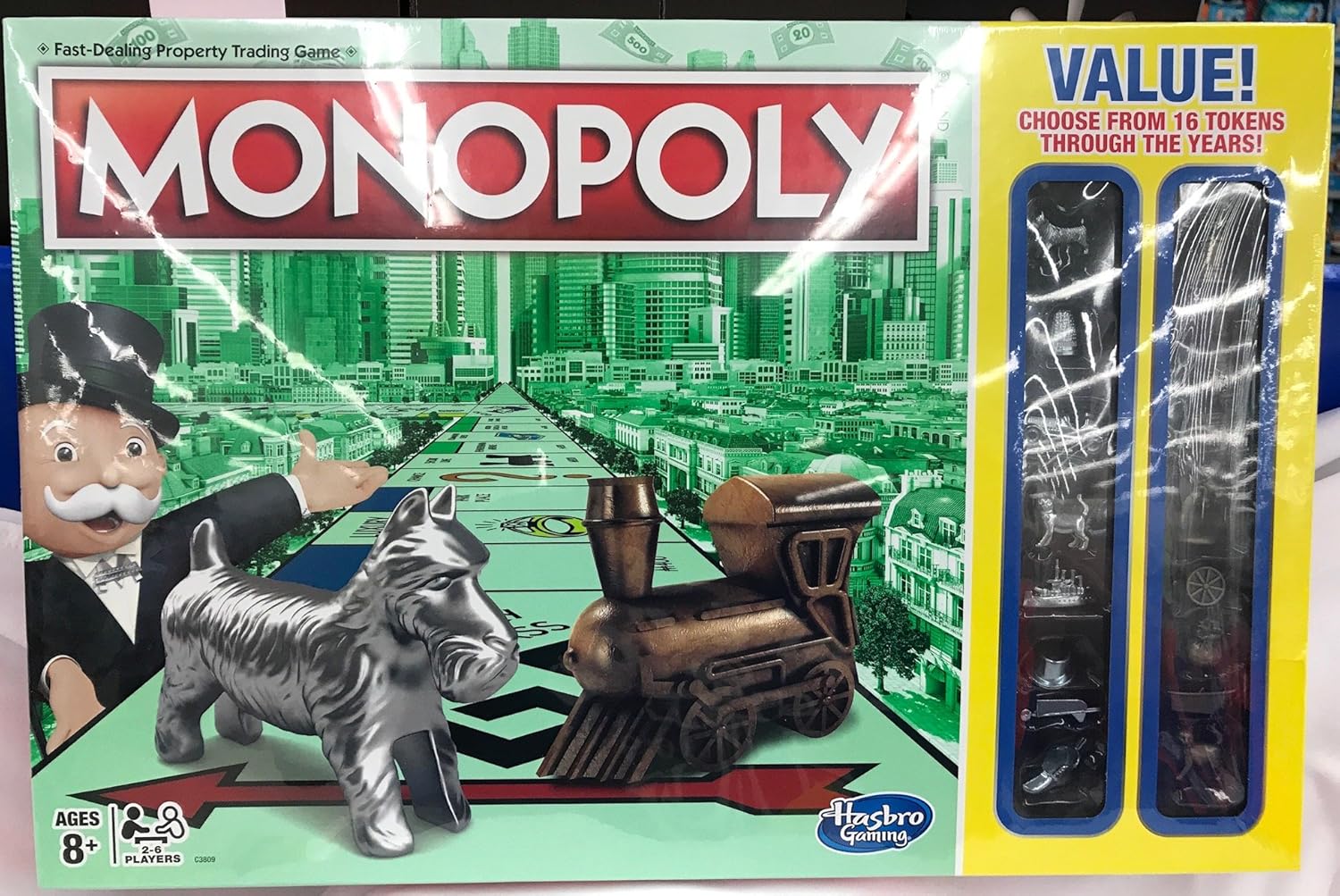 Monopoly Juego de mesa de aspecto tradicional 2017 con 16 fichas diferentes, incluyendo dedal, bota y carretilla