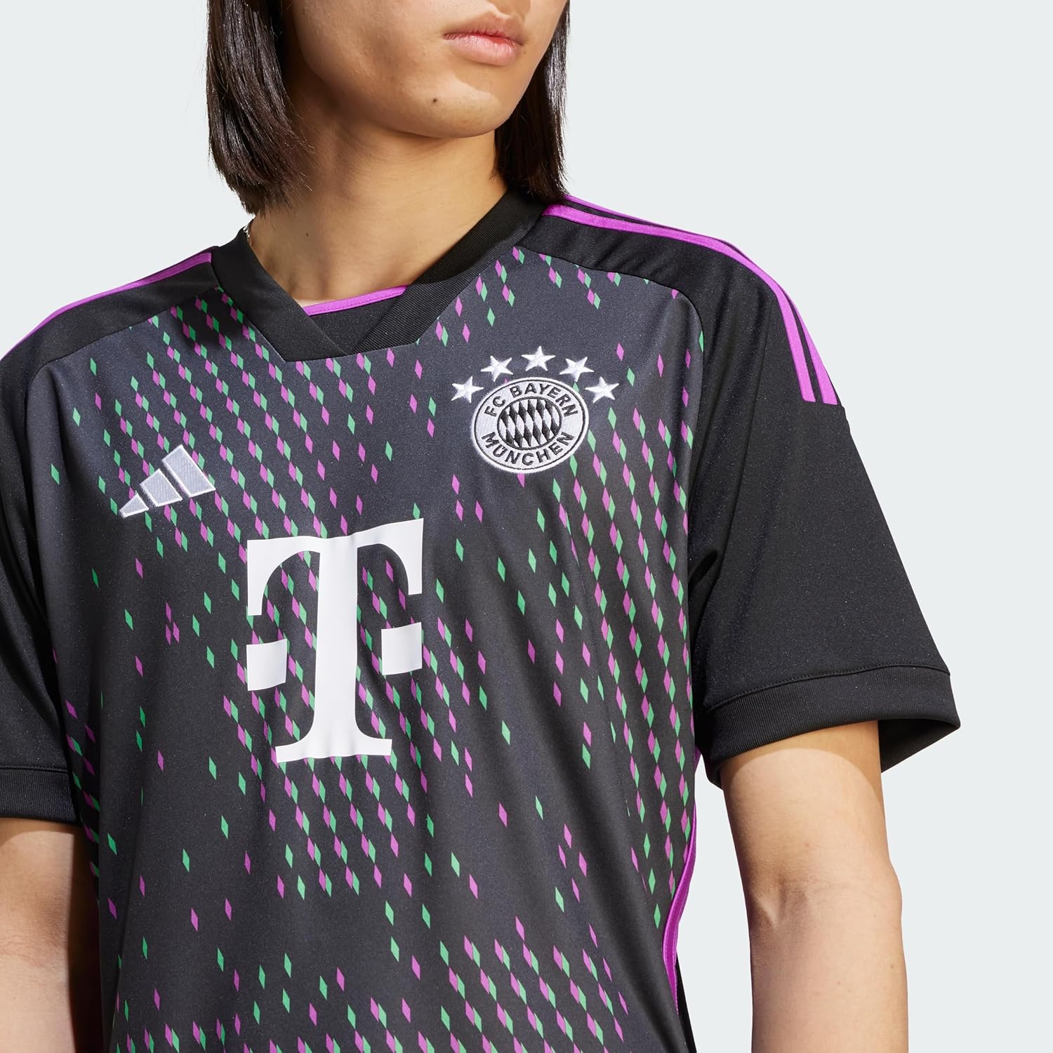 adidas Camiseta de fútbol para hombre, Bayern Munich 2324, mensaje unificador, tela que absorbe la humedad, gráfico único de mapa del mundo,