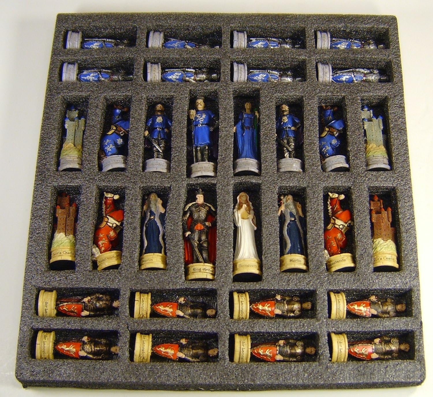 Medieval Times King ArthurSir Lancelot Camelot Knights – Juego de ajedrez con tablero de color cereza brillante de 18 pulgadas y madera de Burlwood
